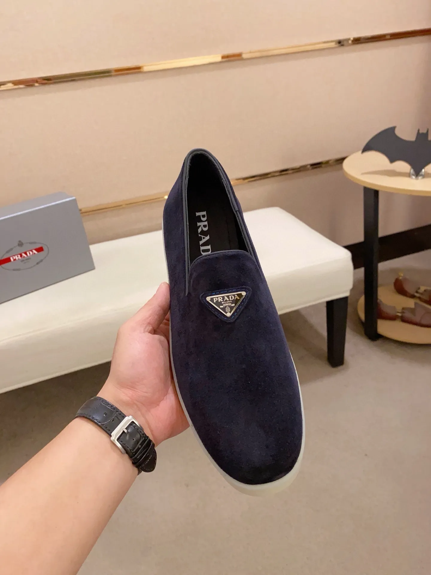 Men's shoes 💰 580💰 ✔️✔️✔️High-quality new PRADA counters are launched at the same time. The new men's shoes and 😘fabrics are selected from high-silk bald cowhide and are made by pure handicrafts. Lining: Full cowhide lining. 👍🏿 High-end ☄️ air-cushion molded anti-slip rubber outsole, exquisite lines, simple and elegant, comfortable and high-end for leisure travel. Code number: 38 to 44 (45 can be customized)